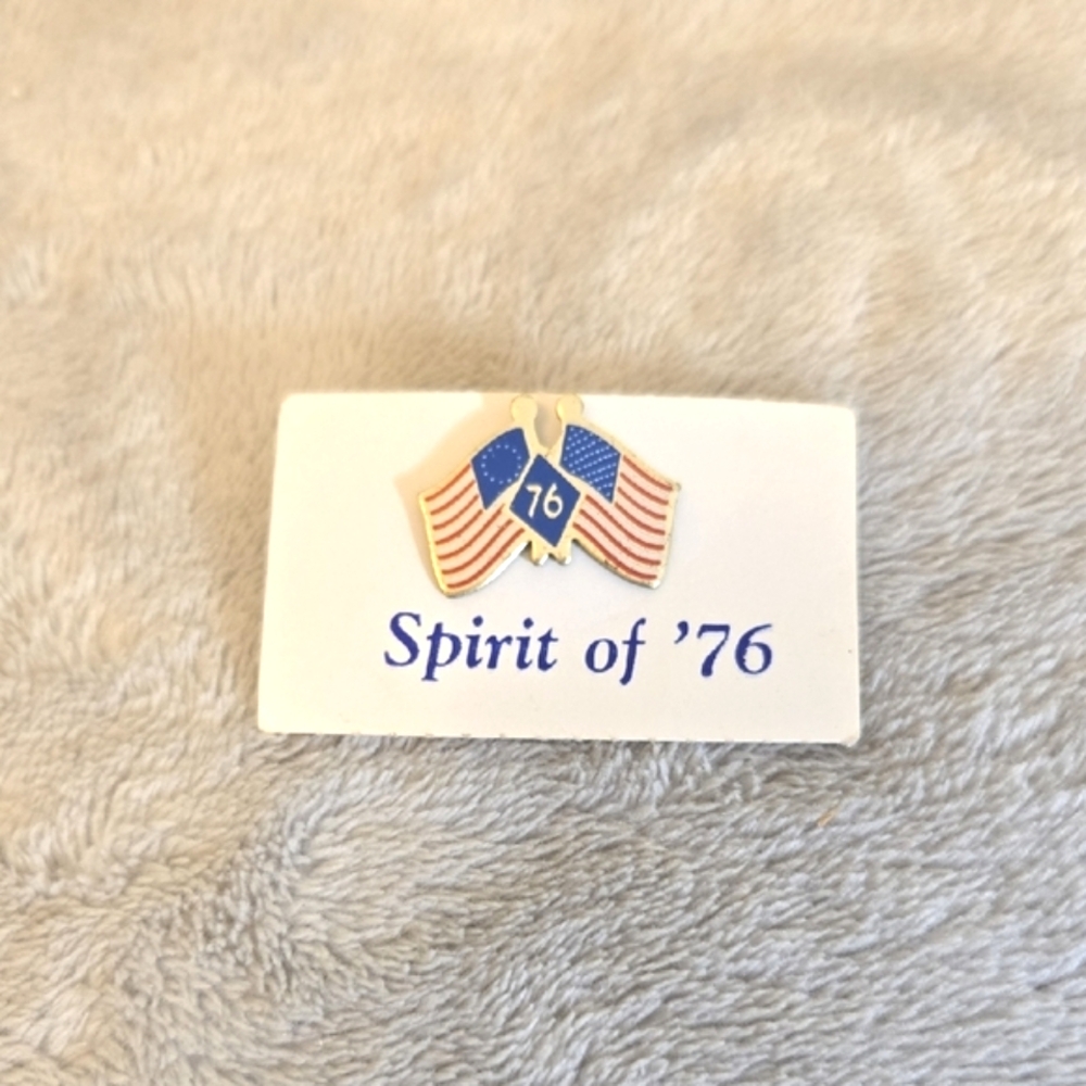 #005 Spirit of '76 American Flag Pin - Picture 1 of 2